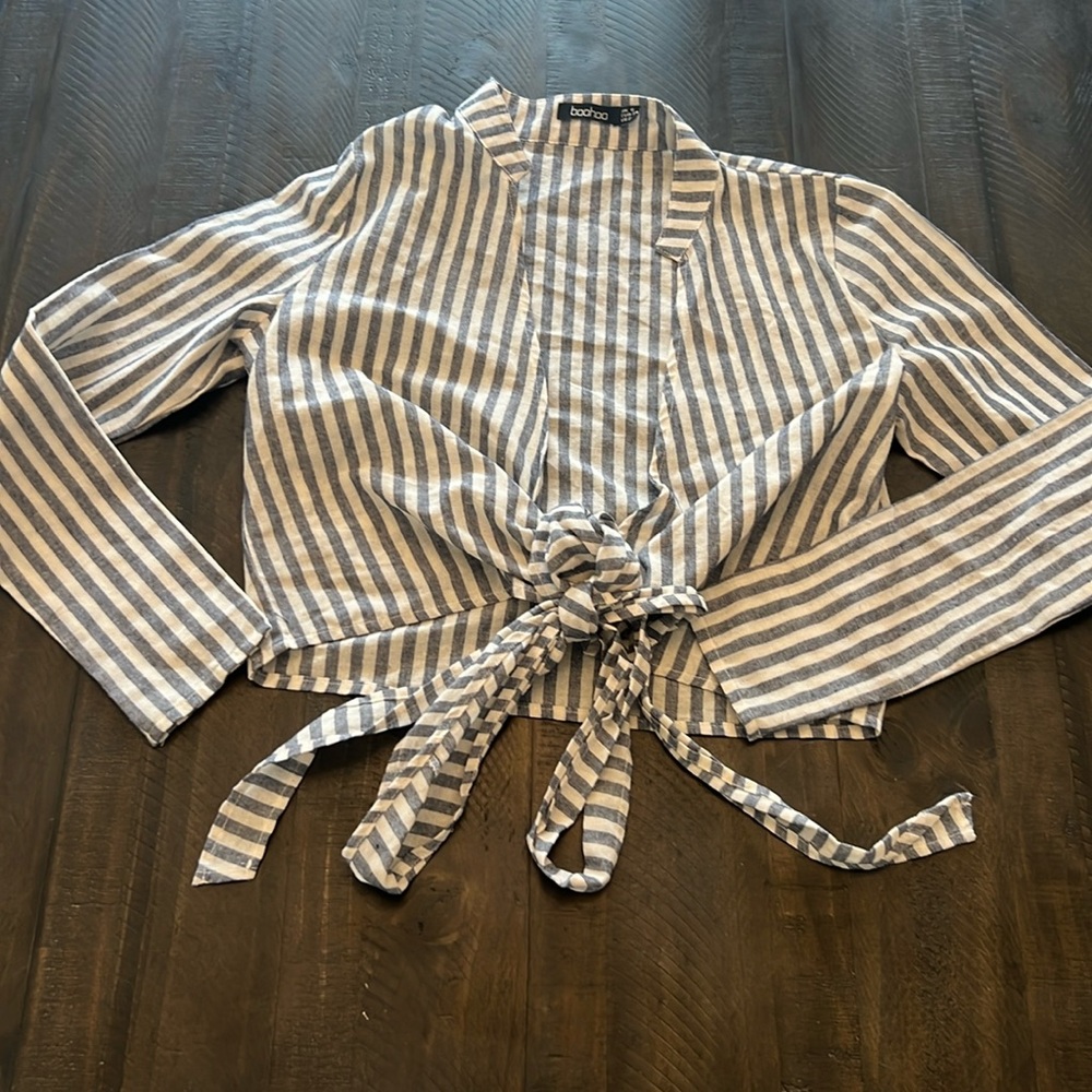 Striped BooHoo cropped, front tie top size 2